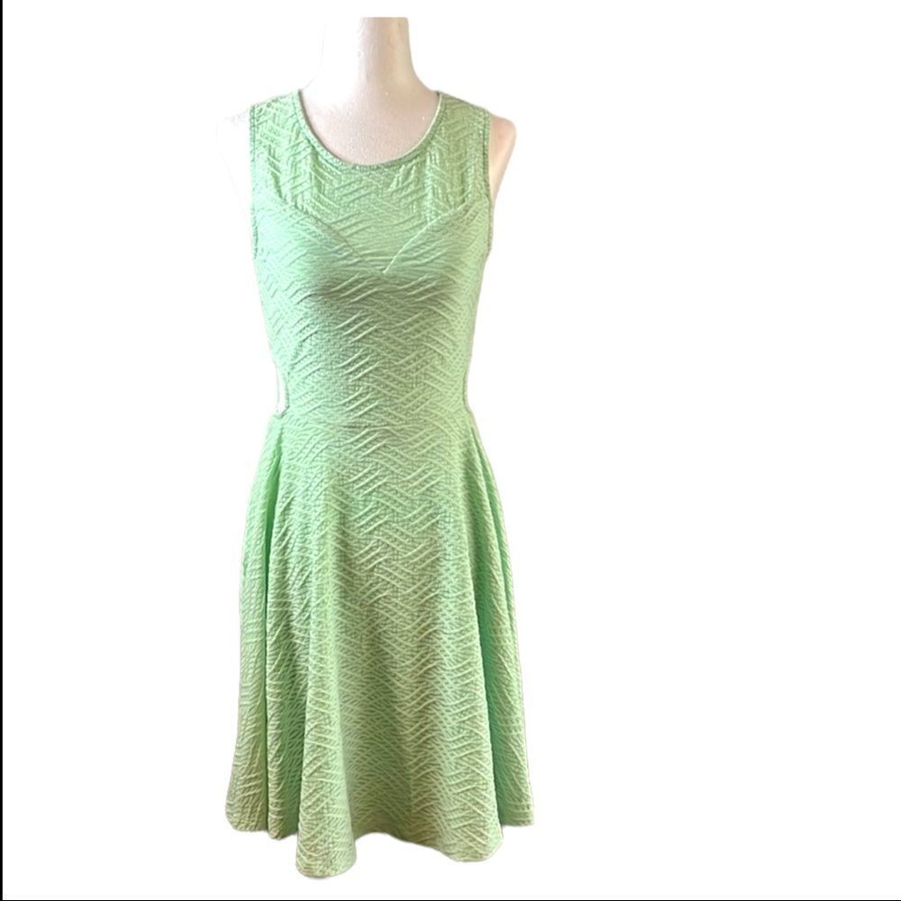 𝅺poema green cut out dress with a full skirt Size small textured fabric